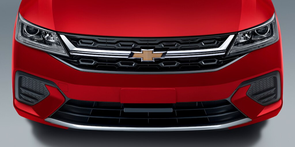  Imagen frontal Chevrolet Aveo HB 2025, nuevo auto compacto con parrilla fascia con detalles bi-tono cromo y negro brillante