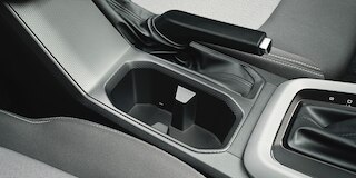Vista interior Chevrolet Aveo Hatchback 2025, con palanca de freno de mano en color negro con detalles en cromo CVT