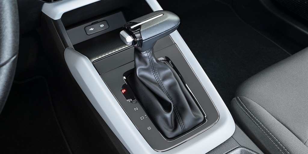 Vista interior Chevrolet Aveo Hatchback 2025, con palanca de velocidades en color negro con detalles en cromo para CVT