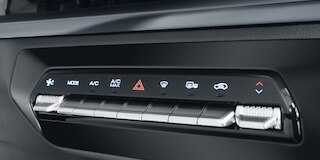 Vista interior Nuevo Chevrolet Aveo Hatchback 2025, auto compacto con aire acondicionado electrónico de controles automáticos