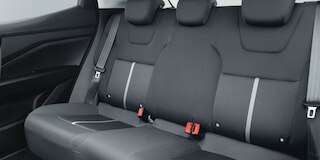 Chevrolet Aveo Hatchback 2025, vista interna de asientos traseros en tela negra combinación de materiales