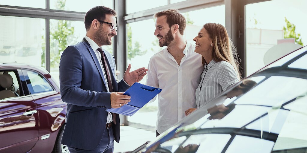 Pareja informándose sobre los vehículos seminuevos disponibles con nuestros distribuidores
