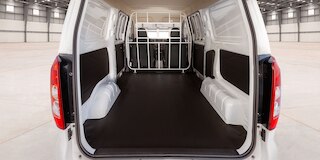 Vista trasera - Furgoneta con capacidad de carga, hasta 650 kg y 3.3 metros cúbicos de volúmen, Chevrolet Tornado 2025