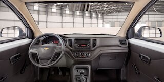 Espacioso interior de la furgoneta Chevrolet Tornado Van 2025