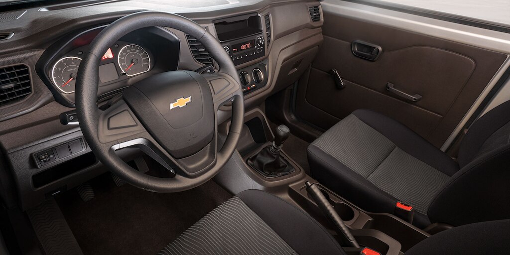 Furgoneta Chevrolet Tornado Van 2025 incluye asientos de tela en color gris oscuro con cabeceras ajustables